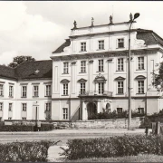 AK Oranienburg, Schloss, Reisebus, ungelaufen