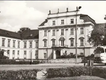 AK Oranienburg, Schloss, Reisebus, ungelaufen