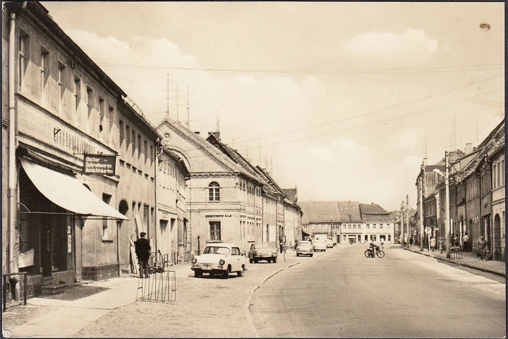 AK Herzberg, Torgauer Straße, Bücherei und Schreibwaren Geschäft, gelaufen 1975