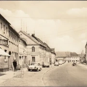 AK Herzberg, Torgauer Straße, Bücherei und Schreibwaren Geschäft, gelaufen 1975