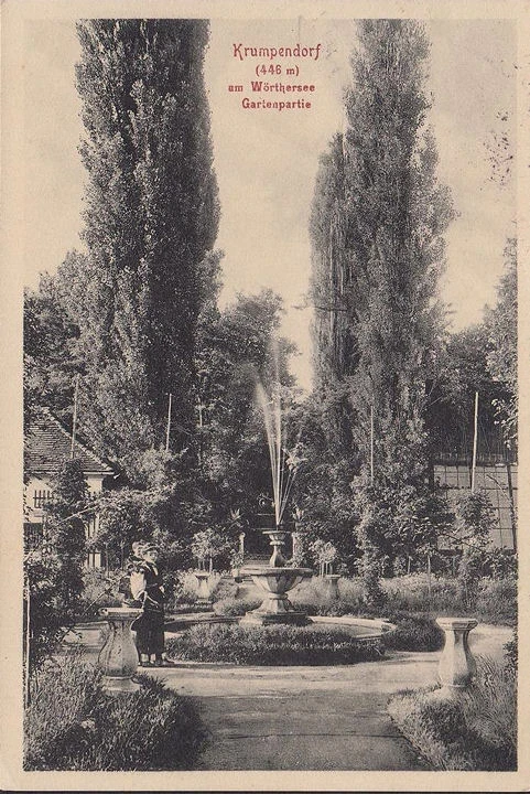 AK Krumpendorf, Gartenpatie, Brunnen, gelaufen 1918