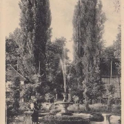 AK Krumpendorf, Gartenpatie, Brunnen, gelaufen 1918