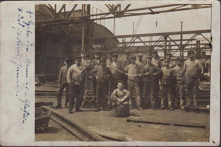 AK Duisburg, Arbeiter am Duisburger Bahnhof, Schienen, Foto AK, ungelaufen-datiert 1913