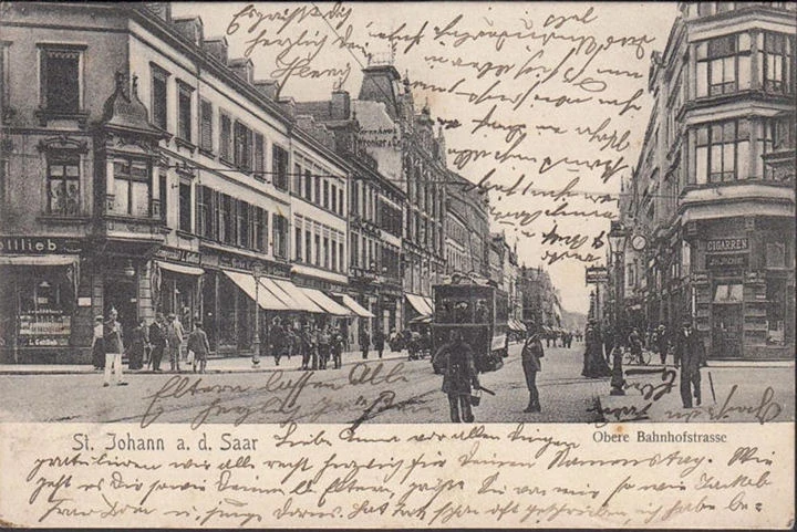 AK St. Johann an der Saar, Obere Bahnhofstraße, Cigarres, Straßenbahn, gelaufen 1905