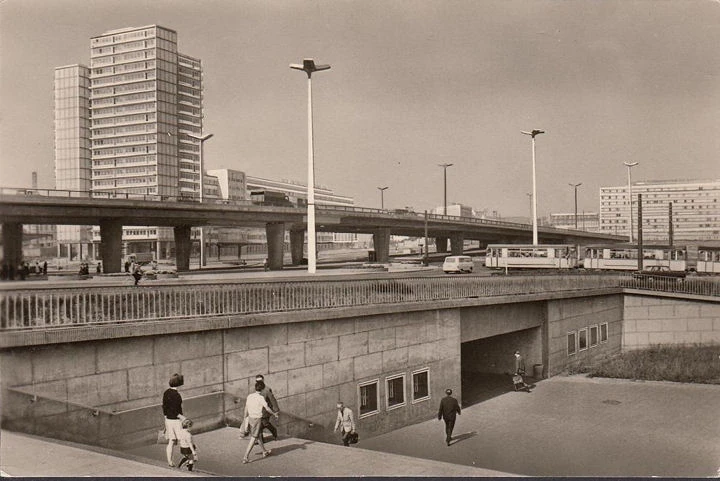 AK Halle (Saale), Hochstraße am Ernst Thälmann Platz, Straßenbahn, ungelaufen