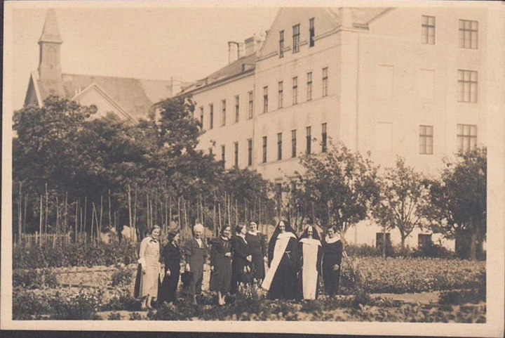 AK Stadtlau, Kloster, Nonnen im Klostergarten, Foto AK, ungelaufen-datiert 1933