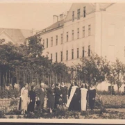 AK Stadtlau, Kloster, Nonnen im Klostergarten, Foto AK, ungelaufen-datiert 1933