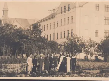 AK Stadtlau, Kloster, Nonnen im Klostergarten, Foto AK, ungelaufen-datiert 1933