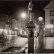 AK Villingen, Obere Straße bei Nacht mit Narrobrunnen, gelaufen 1964