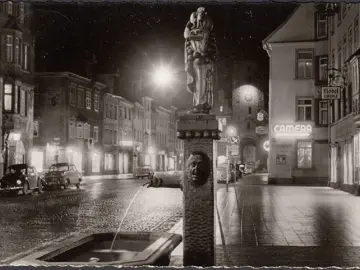 AK Villingen, Obere Straße bei Nacht mit Narrobrunnen, gelaufen 1964