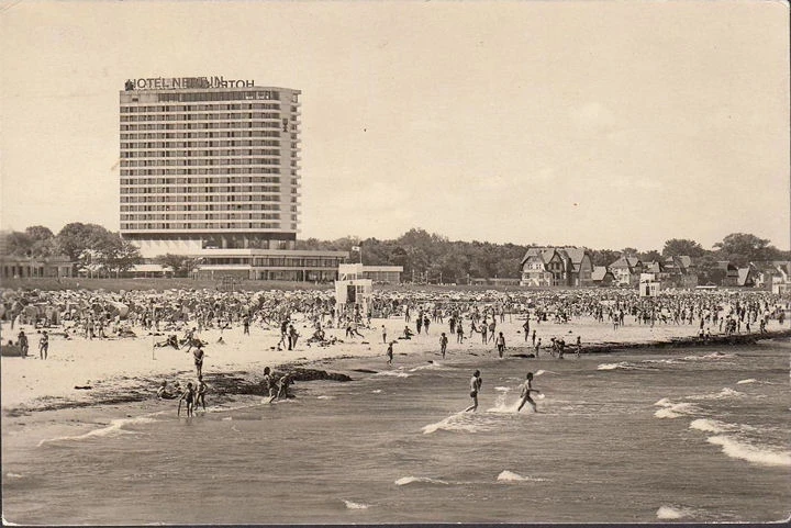 AK Warnemünde, Am Leuchtturm, gelaufen 1966