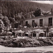 AK Bad Wildbad, Trinkhalle mit Kurgarten, gelaufen 1959