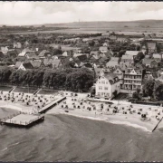 AK Wyk auf Föhr, Fliegeraufnahme, Strand, Promenade, gelaufen 1955