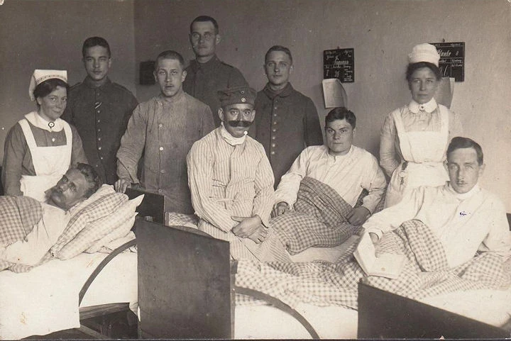 AK Verwundete Soldaten im Lazarett mit Krankenschwestern, ungelaufen- datiert 1917