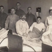 AK Verwundete Soldaten im Lazarett mit Krankenschwestern, ungelaufen- datiert 1917