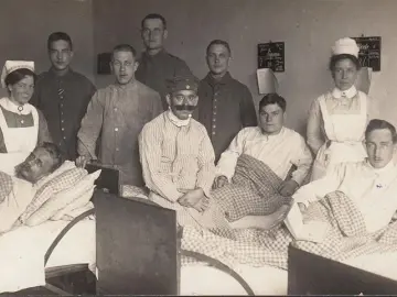 AK Verwundete Soldaten im Lazarett mit Krankenschwestern, ungelaufen- datiert 1917