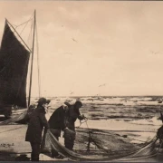 AK Rerik, Fischer mit Netz am Strand, Fischerboot, gelaufen